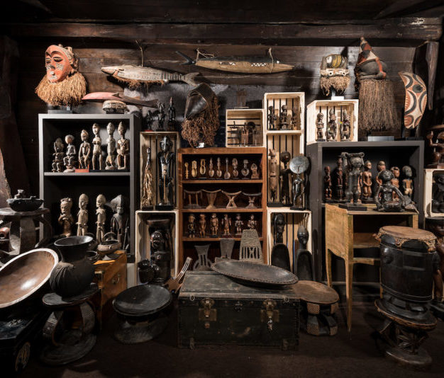 Musée Barbier-Mueller · Genève, salle d'exposition avec masques ethnographiques