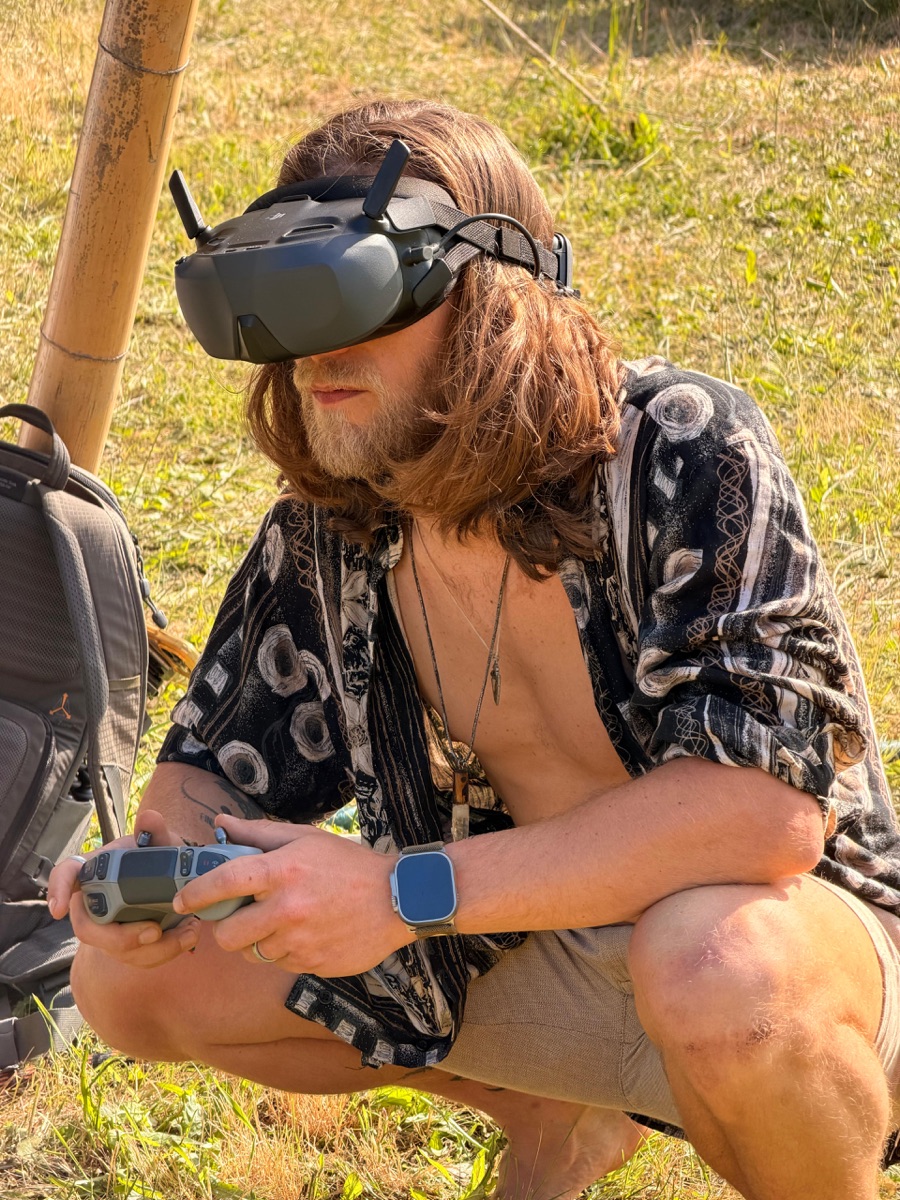 Mik en train de piloter un drone FPV en immersion, casque DJI Goggles + radiocommande
